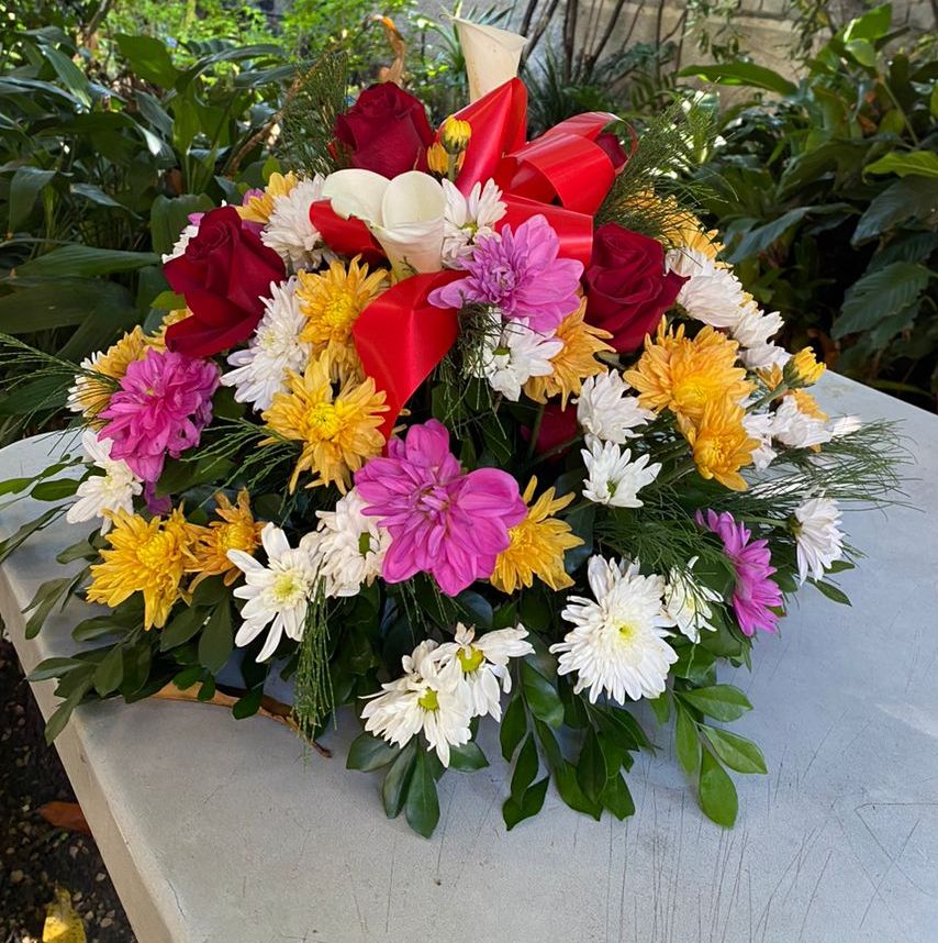 white calla lilies with red roses Yellow and white Daisies, Calla Lilies, Red Or Pink Roses Greenery –  Dine-Asty Fleurs
